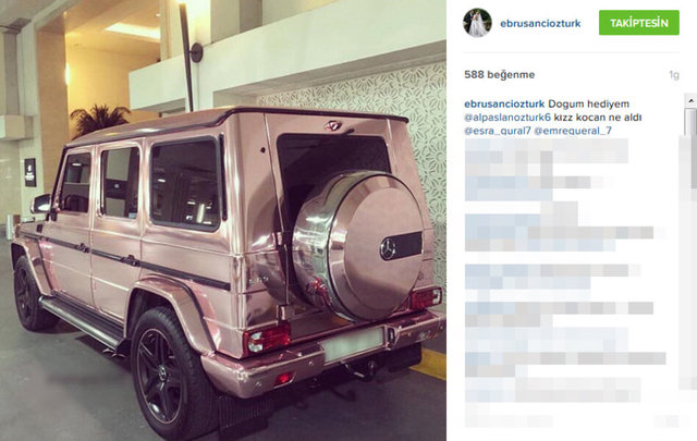 Futbolcunun,  ikiz bebek bekleyen eşine aldığı Mercedes  G63 - AMG cipin  fiyatı yaklaşık  1 milyon 150 bin TL. Şancı, otomobili modifiyeyle kaplatan Öztürk'ün sürprizini Instagram'dan, "Doğum hediyem" notuyla paylaştı.