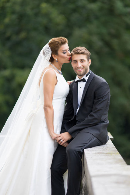 Eskişehirsporlu Alparslan Öztürk, 1.5 aylık hamile eşi Ebru Şancı'ya doğum hediyesi olarak cip aldı.