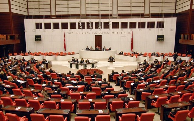 Kadınlar siyasi alanda erkeklere göre daha az yer alıyor. Halen 535 üyesi olan TBMM'de milletvekillerinin yüzde 85.61'i erkek, yüzde 14'ü kadın