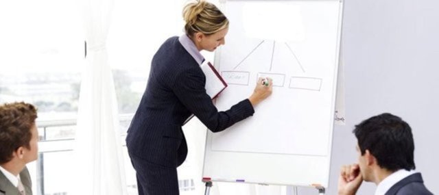 Talyaa Vardar, kadın çalışanların yaşadığı zorluklar ile ilgili hem erkekler hem de kadınlarla birlikte yaptıkları odak grup çalışmaları ve kurumlarda gerçekleştirdikleri mülakatlardan çıkan sonuçları şu şekilde sıralıyor: