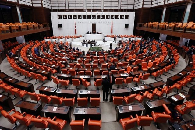 Kadınların yüzde 75'i siyasette daha fazla yer almaları gerektiğini belirtiyor.