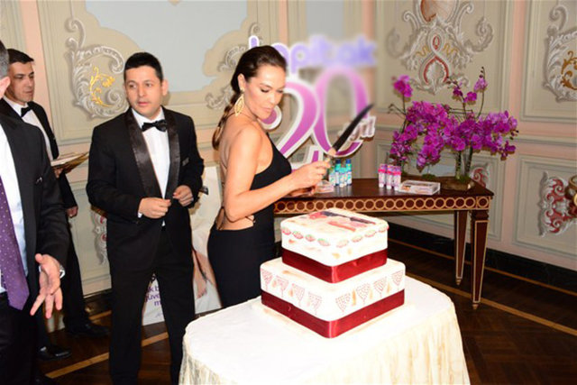 Bir hayli keyifli olan Avşar, Tuğba Ekinci'nin "Ben Hülya gibi olsaydım, beş yıldır bana mesaj atan Kaya Çilingiroğlu ile buluşurdum" şeklindeki sözleri sorulunca öfke saçtı.