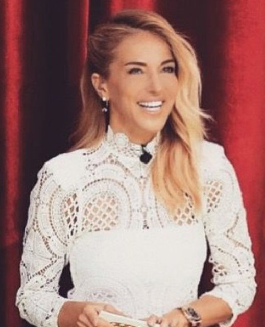 Güzel sunucu, değeri 225 bin TL olan ve Türkiye'ye yılda bir adet gönderilen saati sunduğu programda taktı. Turan'ın bu kadar pahalı bir saati Esmersoy'a vermesi aşk dedikodularını yeniden alevlendirdi.