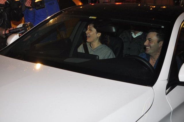 Oldukça keyifli olduğu görülen güzel oyuncuya basın mensupları büyük ilgi gösterdi.