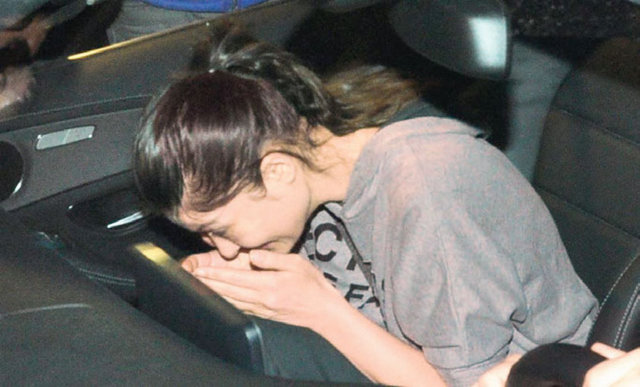 Otomobilinde kahkahalar atan Yeşilçay, çiçekçiden aldığı çiçeklerin parasını ödemeyip mekândan uzaklaştı.