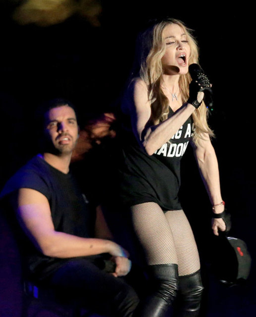 Madonna geçtiğimiz pazar akşamı ABD Kaliforniya'da düzenlenen Coachella festivalinde ünlü rapçi Drake ile birlikte sahne aldı.
