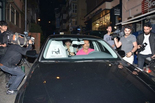 Birlikte fotoğraf vermemek için büyük çaba harcayan çift, özel araçlarıyla Bebek'ten ayrıldı.