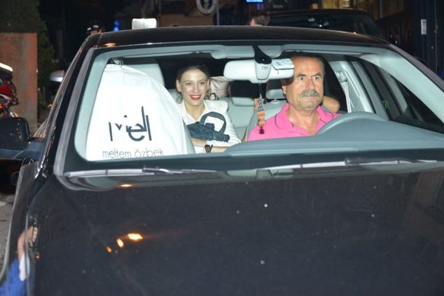 Nuri ALTUNTAŞ / HT GAZETE - Serenay Sarıkaya adının aşk dedikodularına karıştığı işadamı Muzaffer Yıldırım'la önceki gün Bebek'te yemek yedi.