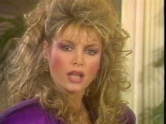 Arif HÜR/HT Magazin - Kennedy suikastından Ay'a ilk ayak basan insana, askeri darbelerden barış harekâtına, ekonomik gelişmelerden teknolojik devrimlere son 52 yıla damga vuran bütün önemli olaylarda Ajda Pekkan'ın şarkıları hep kulaklarımızdaydı...