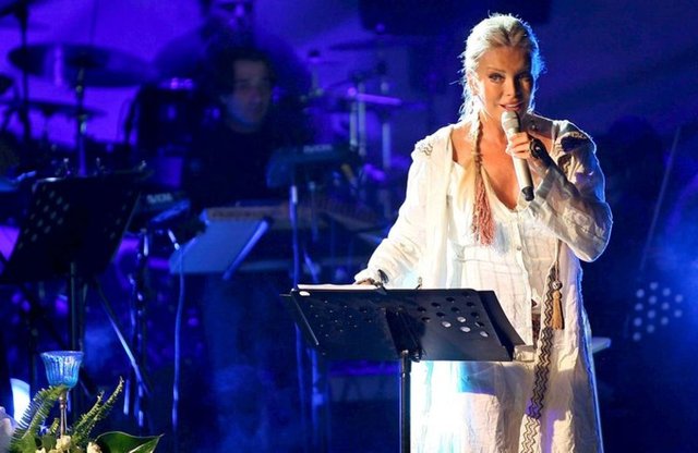 2005-Türk Lirası'ndan 6 sıfır atıldı. Youtube kuruldu. Beşiktaş kalecisiz kaldığı maçta Fenerbahçe'yi Kadıköy'de 4-3 yendi. İstanbul'da oynanan Şempiyonlar Ligi finalini Milan'ı penaltılarla yenen Liverpool kazandı. Süperstar Show programı ekrandaydı.