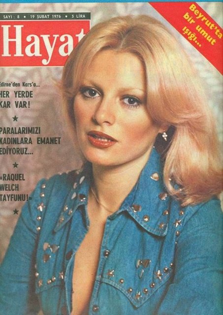 1976-Enrico Macias'la Paris Olympia'da sahneye çıktı.