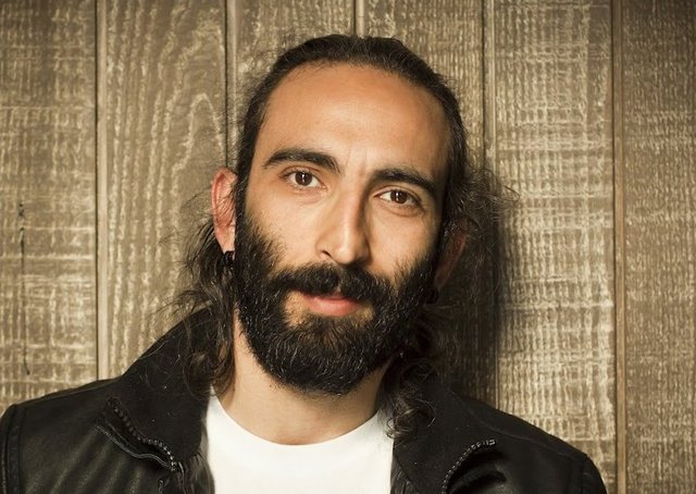 Meslektaş dayanışması sergileyerek Su Kutlu'ya destek çıkan Tanış, "Mobbing'e gel. Hem yönetmen, hem asayiş, hem yargıç" diyerek usta yönetmeni oyuncuya karşı takındığı tutumundan dolayı sert bir üslupla eleştirdi.