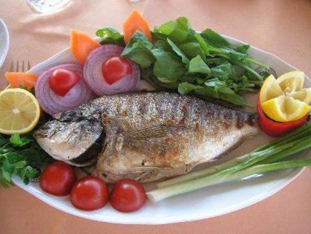*Balık eti, kırmızı ete oranla daha az yağlıdır ve bazı özel yağ asitleri içerir. EPA ve DHA adı verilen bu özel asitler, et, süt, peynir gibi diğer hayvansal besinlerde yoktur.