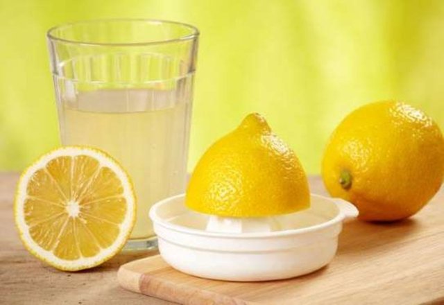 EXPERİMENTAL BİOLOGY AND MEDİCİNE'DA YAYINLANAN BİR ÇALIŞMAYA GÖRE, LİMON YAĞI BEYİN AKTİVİTESİNİ YÜKSELTİYOR. YANİ GÜN İÇİNDE BİLEKLERİNİZE BİRKAÇ DAMLA DAMLATMAK VE HAFİFÇE OVMAK ÇOK İYİ GELEBİLİR. - Öğleden sonraları enerji kaybı mı hissediyorsunuz?