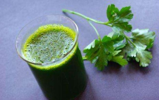 Maydanoz, göz sağlığı için kritik önemi bulunan A vitamini bakımından zengindir. A vitamini retinada ışık hassasiyetini sağlayan "rodopsin" pigmentinin üretilmesinde kullanılır.