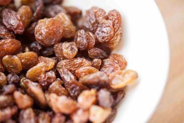 KURU ÜZÜMÜN FAYDALARI - Kuru üzüm karaciğer dostudur. Vücudumuzda kan oranını artırır.