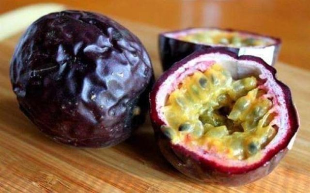 PASSİFLORA MEYVESİNİN FAYDALARI - Passiflora, Çarkıfelekgiller familyasından şifalı bir bitkidir. Bitki, tohumuyla ya da gövde çelikleriyle çoğaltılır.Anayurdu Tropikal Amerika'dır.