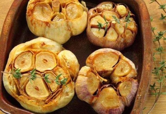 Balıklar sarımsak kokusuna dayanamazlar. Sarımsak kokulu yem alırsanız daha çok balık yakalarsınız. İsterseniz sarımsak dişleriyle kendi yemek kırıntılarınızı hazırlayabilirsiniz.