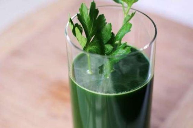 Cilde esnekliğini veren ve yaşlanmanın etkilerini geciktiren kolajen üretiminde C vitamini kullanılır. Yüksek oranda C vitamini içeren maydanozu düzenli olarak tüketerek cildin ihtiyaç duyduğu C vitaminini yeterli oranda almasını ve...