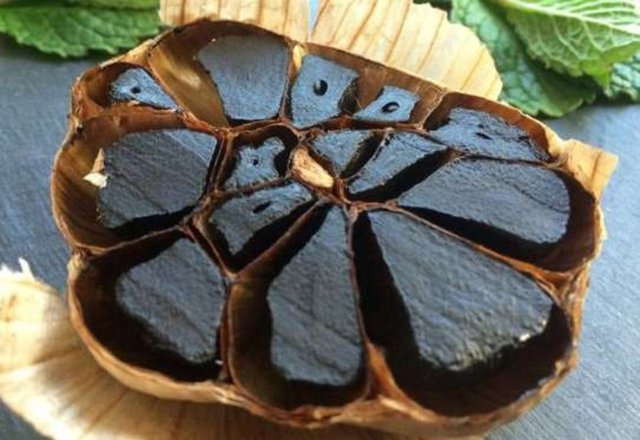 Siyah sarımsak aslında bildiğimiz sarımsaktan farklı değildir. Normal sarımsak bir ay boyunca belirli nem ve ısı altında tutularak kontrollü bir şekilde kurutulur. -