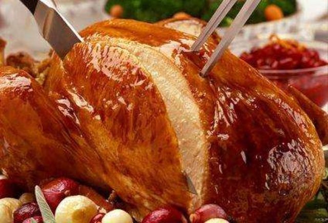 HİNDİ - Hindi eti kırmızı ete göre daha ekonomik, protein açısından da dana etine daha yakın. Bu nedenle de sofrada yeri olması gereken bir besin...*Hazmı kolaydır; hasta - sağlam herkese tavsiye olunur. *Piliç eti vasıflarındadır.