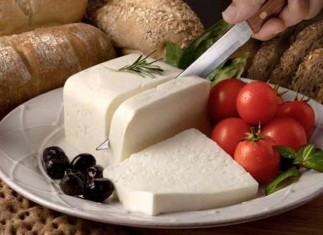 PEYNİR - Kahvaltı masalarının vazgeçilmezi olan peynir, sofralardan asla eksik edilmemeli.*Protein ve kalsiyum açısından zengindir. *İyi bir B12 vitamini ve fosfor kaynağıdır.