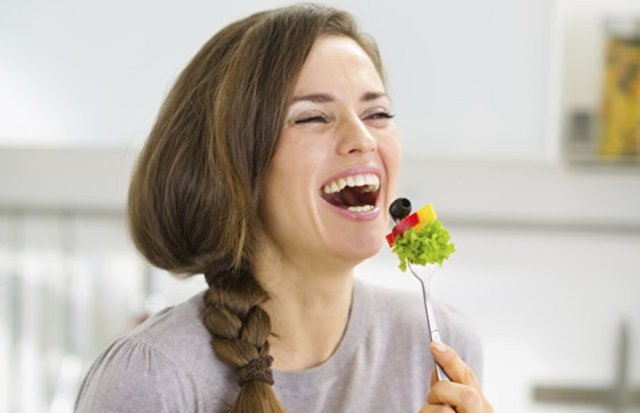 Dikkatli bir şekilde diyet yapanlar için akşam yemeğinin olmazsa olmazlarıysa salata ve yoğurt.