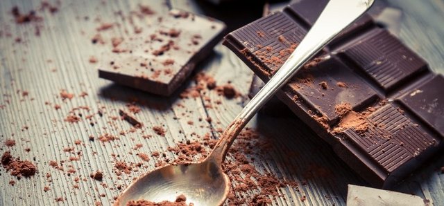Çikolataya gelince... Eğer ara öğünde çikolata tüketilecekse bu tabii ki bitter çikolata oluyor.