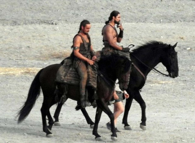 Dizinin setinde Dothraki halkının lideri Khal Drogo karakteriyle tanınan Jason Momoa'nın da yer aldı. -