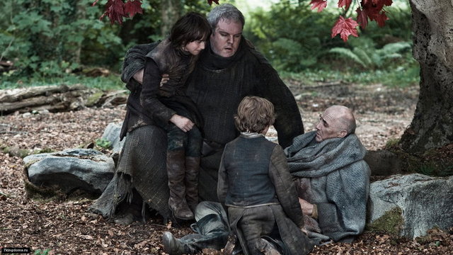 Ak yürüyenler yani diğerleri ile ilgili olduğunu düşünüyorum.' dedi. Nairn'in bu sözleriyse dizi fanlarının teorilerinden biri olan Hodor'un Ak Yürüyenlerin müttefiki olduğu fikrini destekliyor. -  -