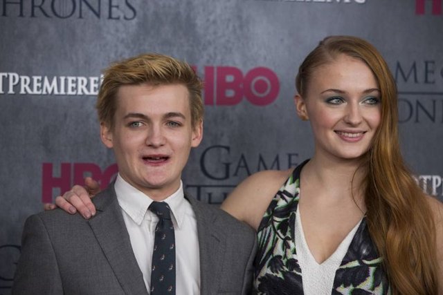 "X-Men: Apocalypse'de rol aldığım için çok şanslıyım. Küçükken çizgi romanlarını okurdum. 'Olağan Şüpheliler'i seyrettiğimde yönetmeni araştırmış ve Bryan Singer olduğunu gördüğümde onun muhteşem olduğunu düşünmüştüm. X-Men'de onunla çalıştım ve 'Bunu yapmalıyım' dedim. Büyük hayranıyım."