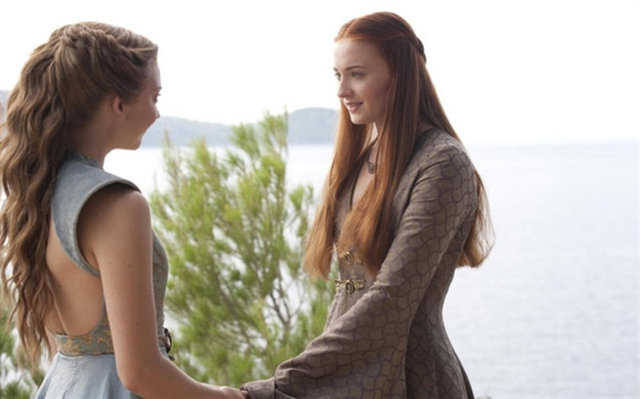Diziye henüz 16 yaşındayken giren ve Sansa Stark rolünü canlandıran İngiliz oyuncu, içinde sık sık cinsel sahnelere yer verilen dizinin yapım ekibinden seks dersleri aldığını belirtmişti.