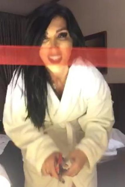 Önceki akşam Ordu'daki konseri öncesinde Periscope'a bağlanan Yener, takipçilerini otel odasından bornozla selamladı.