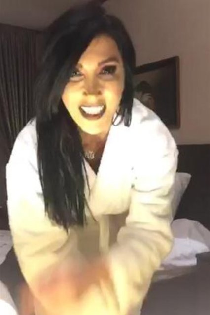 Hande Yener, Twitter'ın canlı yayın uygulaması Periscope'a bir girdi pir girdi.