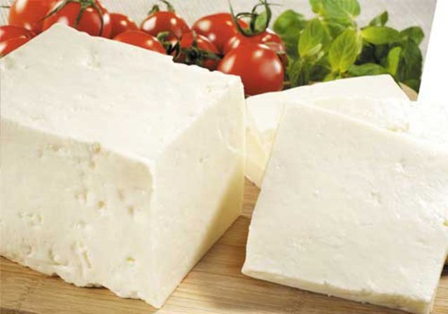 Uygun şekilde paketlenen peynir, buzdolabının çok soğuk olmayan bir yerinde saklanmalıdır.