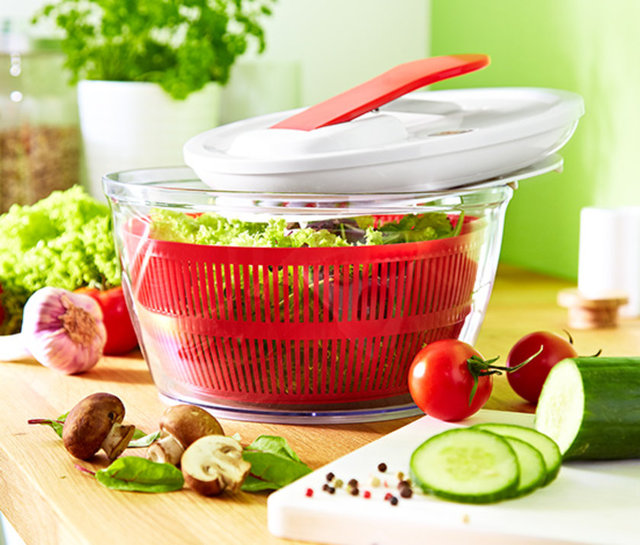 Salata için aldığınız yeşillikleri ıslaksa önce salata kurutucusunda çevirip kurutun. Açıkta bekletip kurutursanız öz suyunu kaybeder!