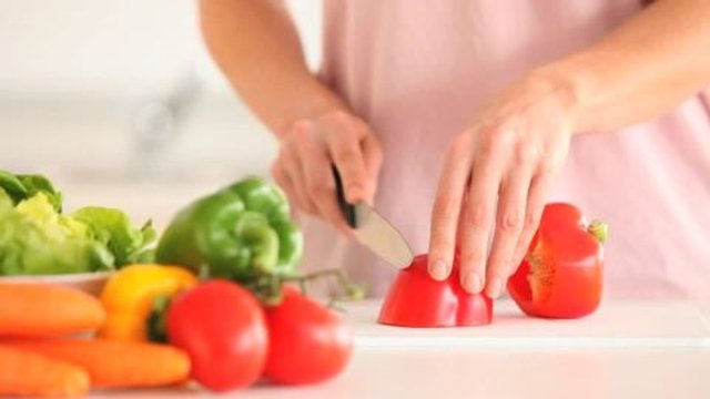 Meyve, sebze ve etleri küçük parçalar halinde doğrayarak buzdolabına koyarsanız havayla temas eden yüzeyi daha geniş olduğundan daha kolay bozulurlar.