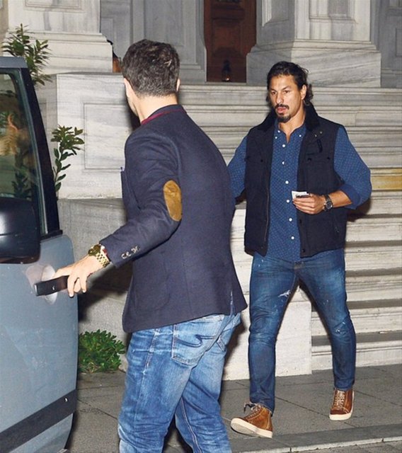 Önceki akşam Asmalımescit'te eğlenen sevgililer mekandan 10 dakika arayla çıktı.