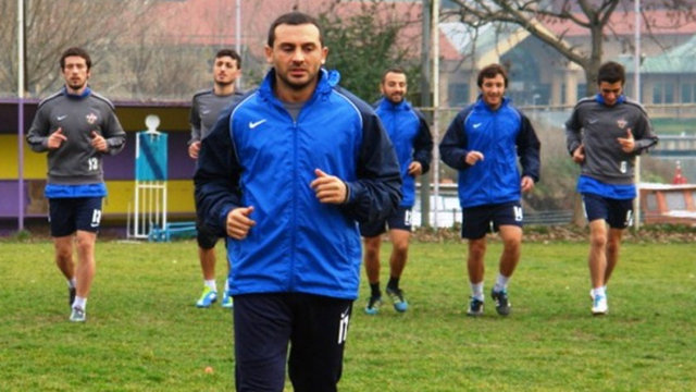 Ahmet Dursun    - Kocaelispor, Beşiktaş, Tianjin Teda, İstanbulspor, Beşiktaş, Şekerspor, Antalyaspor, Ankaragücü, Kocaelispor, Hazar Lankaran, Adanaspor, Eyüpspor
