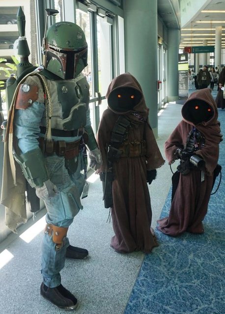 Fuarda dünyanın dört bir tarafından gelen Star Wars hayranları, giydikleri Star Wars karakter kostümleriyle fuara renk kattı.