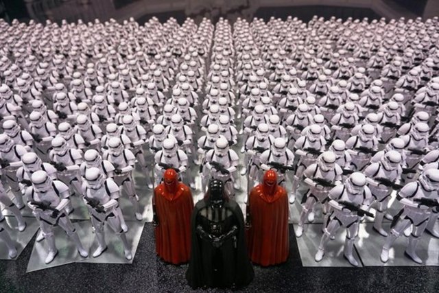 Klon askerlerden oluşan minyatür Star Wars ordu seti fuarda büyük gördü.  -  Star Wars Distopyası TIKLAYINIZ.
