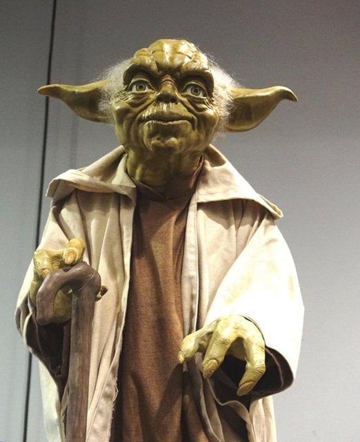 Fuarda Star Wars karakteri Yoda'nın da gerçek boyut kopyası yer aldı.  - "Fragmanda görülen ışın kılıcı..."  TIKLAYINIZ.