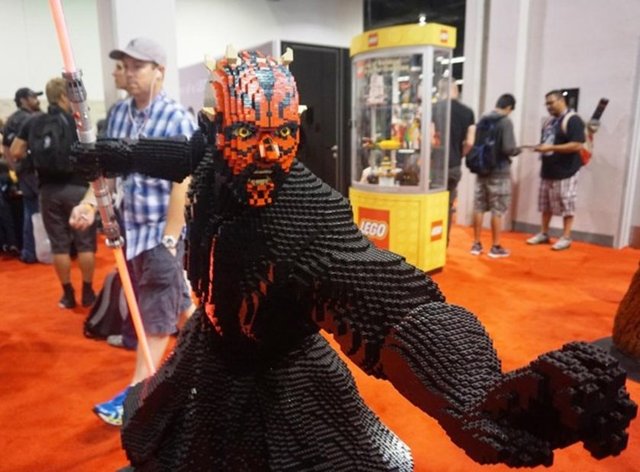 Darth Maul'un legolardan yapılma gerçek boyut kopyası da fuarda yer aldı.