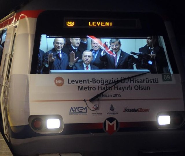 Erdoğan, açılış kurdelesinin kesilmesinden sonra, Başbakan Ahmet Davutoğlu ve diğer yetkililerle birlikte metro istasyonuna inerek metroya bindi. Cumhurbaşkanı, bir süre vatmanlık yaptı.