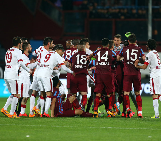 -  Olay kısa sürede yatışırken hakem Ali Palabıyık, bazı oyunculara sarı kart çıkardı, yedek kulübesinde Özer Hurmacı'ya ikinci sarı karttan kırmızı kart gösterdi.