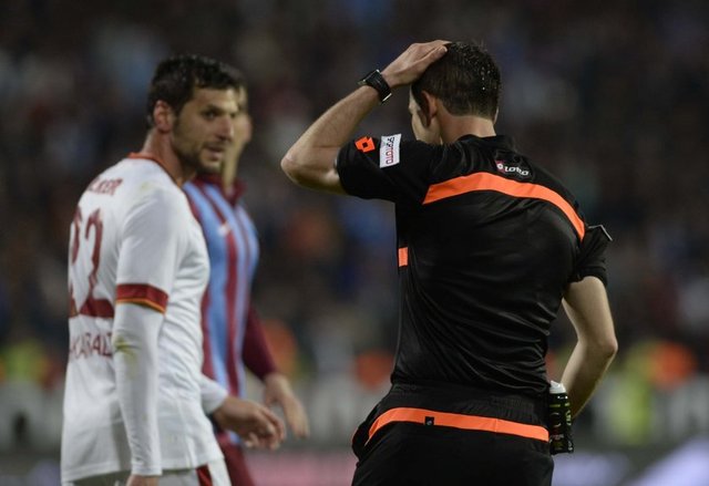 Maçın hakemi Ali Palabıyık başına isabet eden yabancı maddeyi dördüncü hakeme verdi.