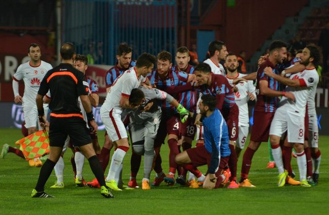 - Teknik direktörler Hamza Hamzaoğlu ve Ersun Yanal'ın yanı sıra yedek kulübelerindeki her iki takım oyuncuları da sahaya girdi.