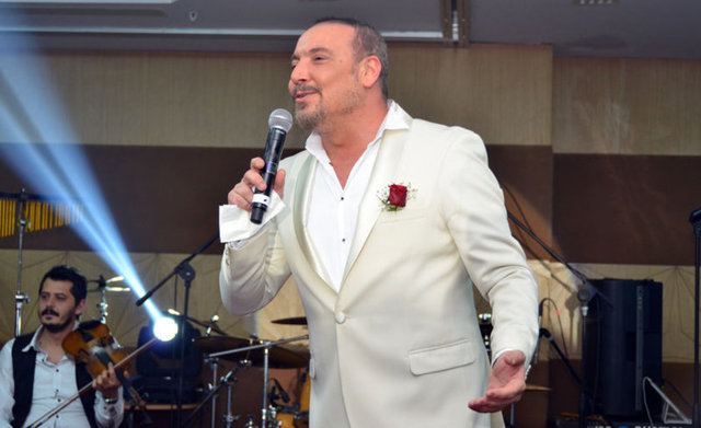 Esin ÖVET / HT GAZETE - Zayıflama uğruna detoksa başlayan Cenk Eren, cuma gecesi sahne aldığı mekânda aniden fenalaştı. Kuliste baygınlık geçiren sanatçı hafta sonu programlarını iptal edip dinlenmeye çekildi