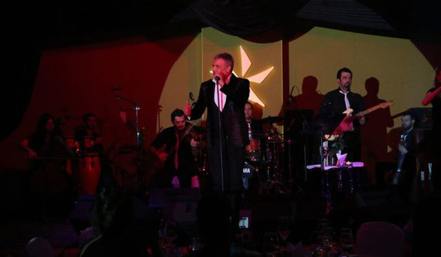 SAHNEDE BİR ANDA FENALAŞTI - Cenk Eren, detoks yapayım derken hastanelik oldu.