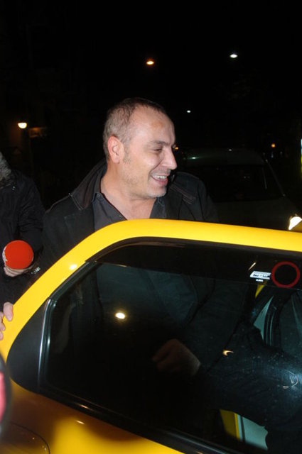 Yemek yiyip uyuyan sanatçı, hafta sonu programlarını iptal edip istirahate çekildi.